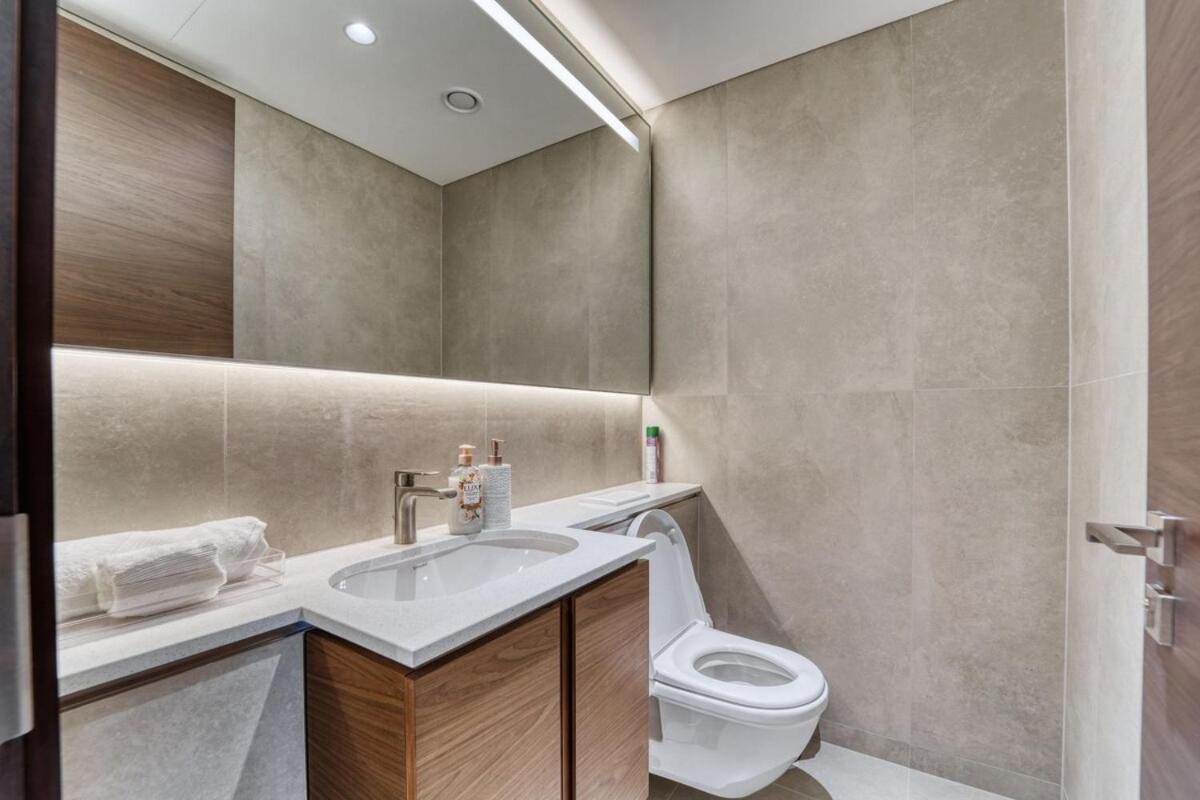 Modern 1br Retreat Creek Vistas شقة *